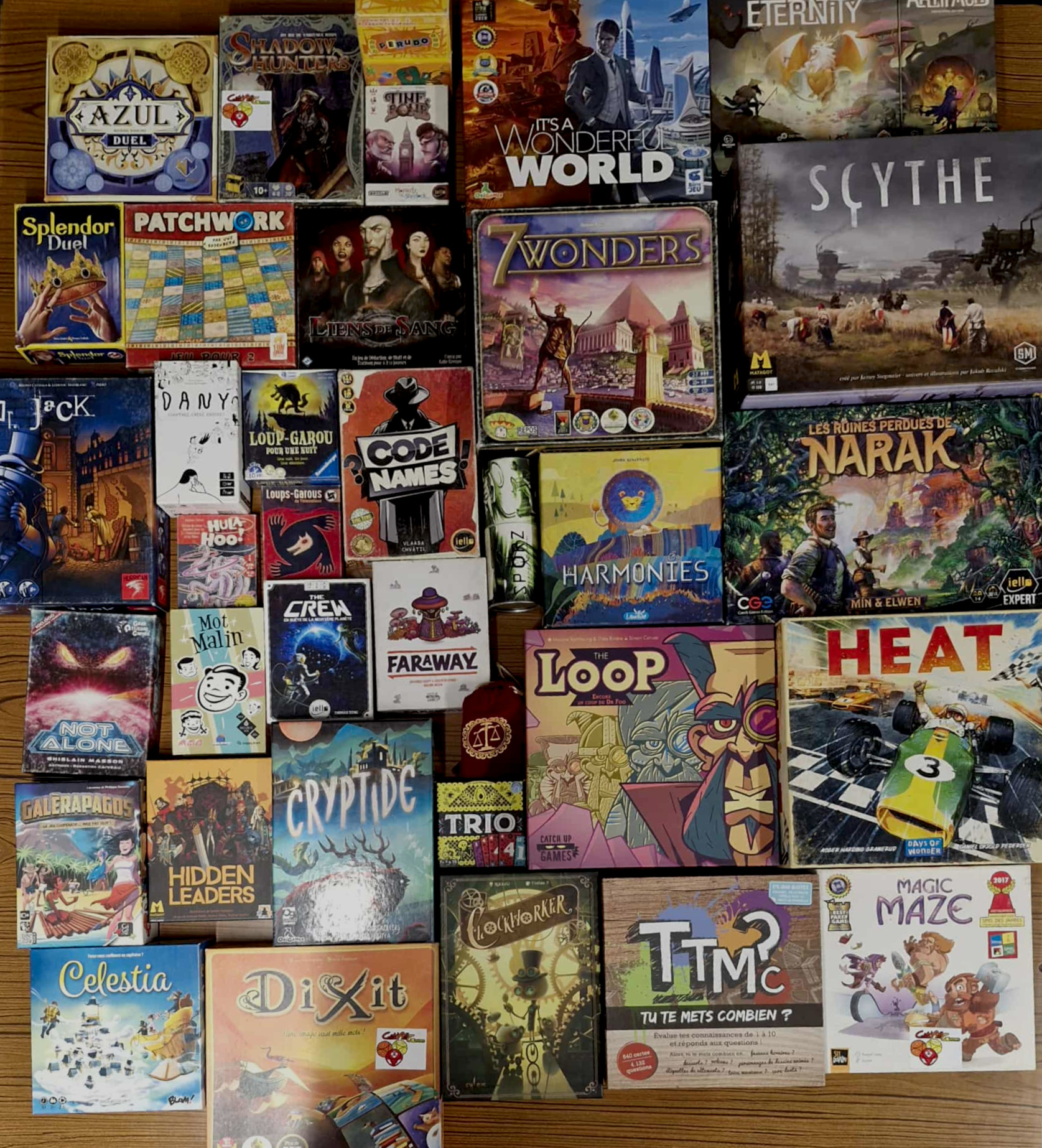 Ensemble de jeux de sociétés disposés sur une table